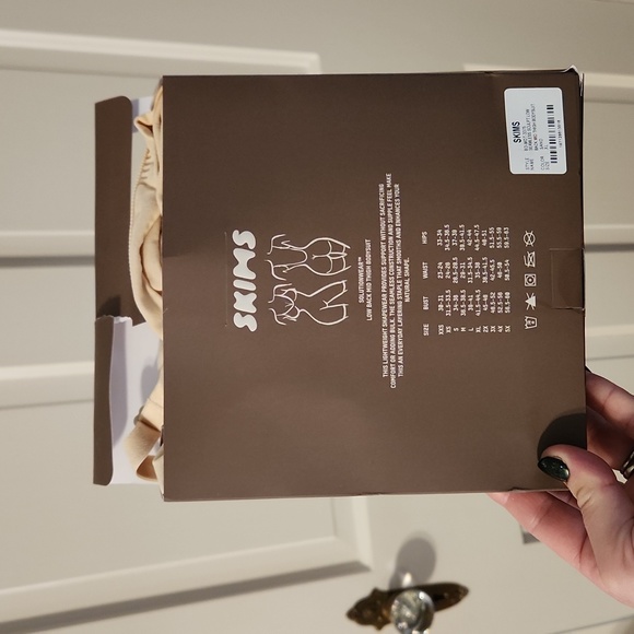 Skims mid thigh bodysuit - Picture 2 of 5